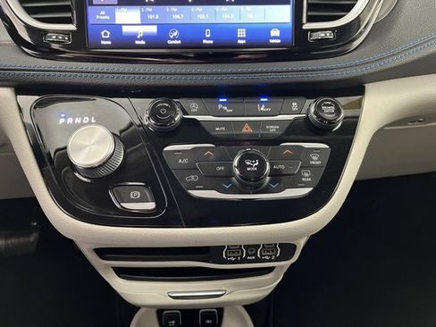 Used 2021 Chrysler Pacifica Touring-L image 33