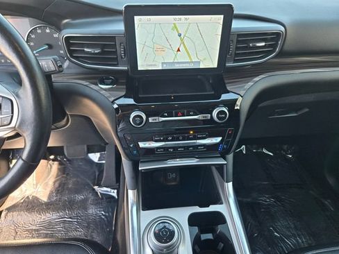 Used 2022 Ford Explorer Limited w/ Equipment Group 301A AWD/4WD image 16