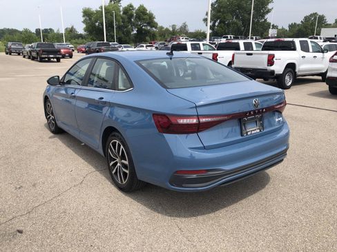 Used 2025 Volkswagen Jetta SE FWD image 4