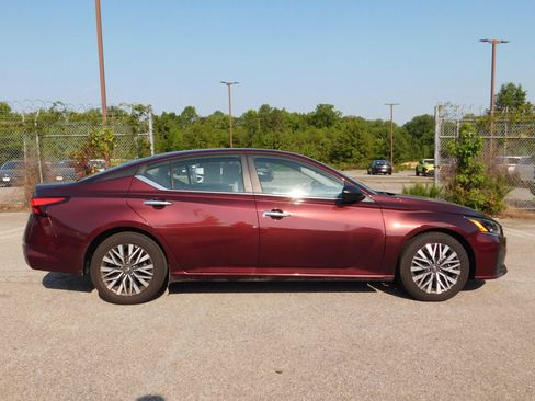 Used 2025 Nissan Altima 2.5 SV FWD image 4
