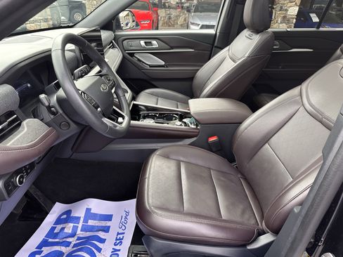 Used 2025 Ford Explorer Platinum image 10