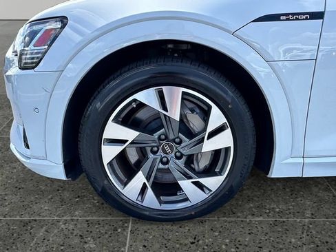 Used 2023 Audi e-tron Premium Plus w/ Premium Plus Package AWD/4WD image 16
