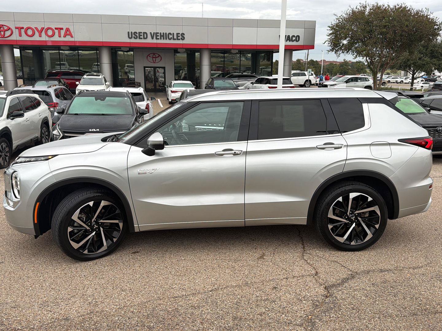 Used 2024 Mitsubishi Outlander 4WD Plug-In Hybrid image 6
