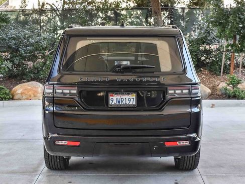Used 2023 Jeep Grand Wagoneer Series II image 5