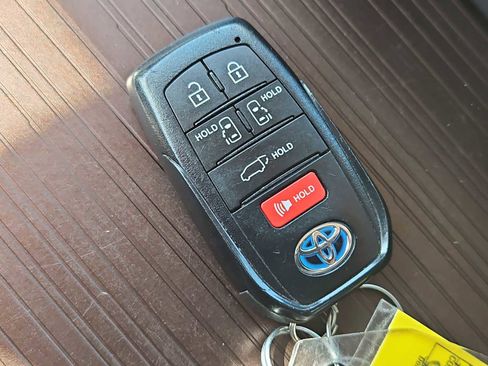 Used 2023 Toyota Sienna XLE image 35