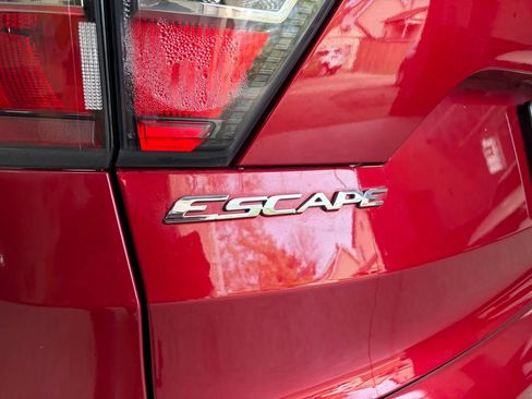 Used 2017 Ford Escape SE w/ Equipment Group 201A AWD/4WD image 17