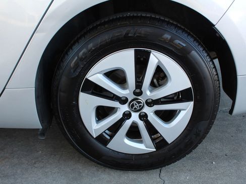 Used 2017 Toyota Prius Four image 33