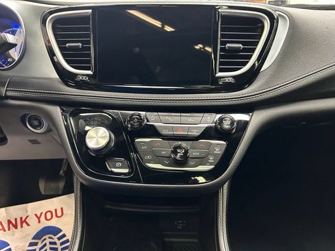 Used 2026 Chrysler Pacifica Limited FWD image 25