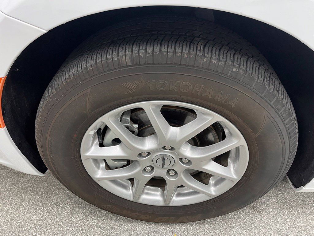 Used 2024 Chrysler Pacifica Touring-L FWD image 15
