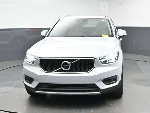 Used 2022 Volvo XC40 T4 Momentum FWD image 3