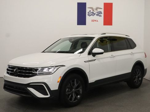 Used 2024 Volkswagen Tiguan SE w/ Panoramic Sunroof Package image 8