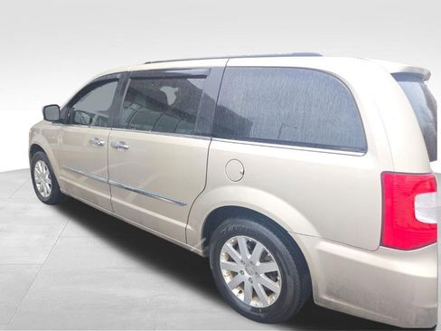 Used 2016 Chrysler Town & Country Touring w/ Driver Convenience Group image 2