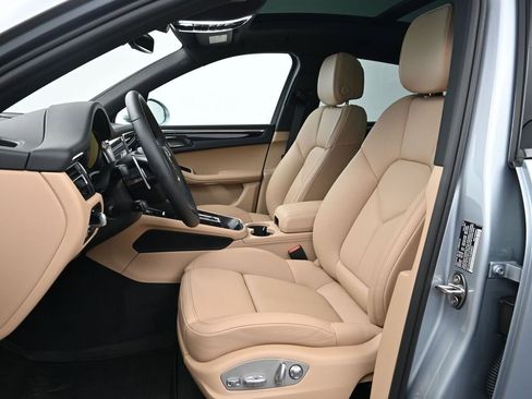 Used 2026 Porsche Macan AWD/4WD image 5