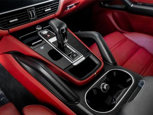 Used 2023 Porsche Cayenne Platinum Edition image 38