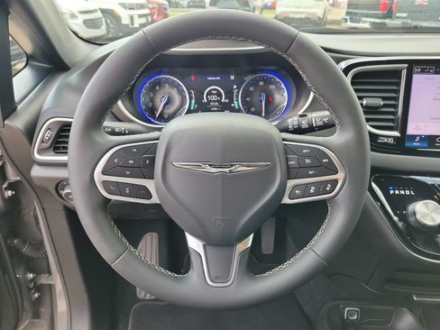 Used 2025 Chrysler Pacifica Select FWD image 22