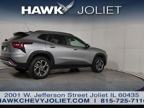 Used 2025 Chevrolet Trax LT w/ LT Convenience Package FWD image 6