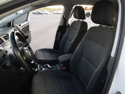 Used 2018 Volkswagen e-Golf SE image 9