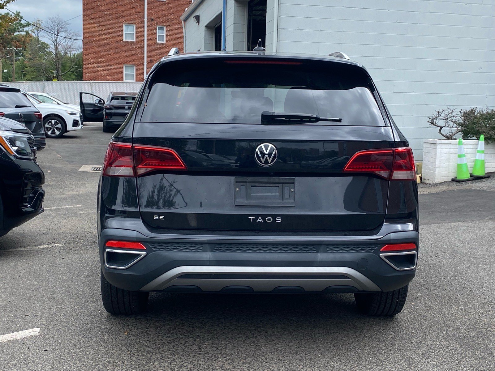 Used 2023 Volkswagen Taos SE FWD image 3