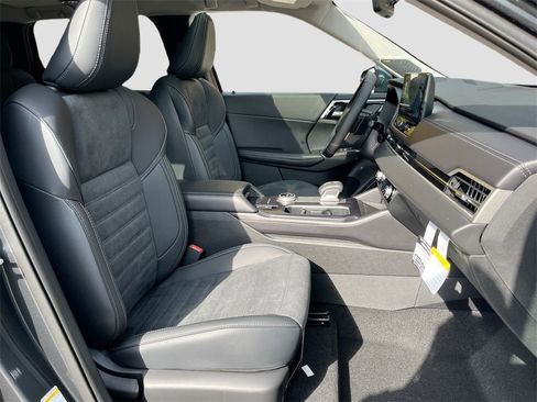 New 2025 Mitsubishi Outlander SE image 30