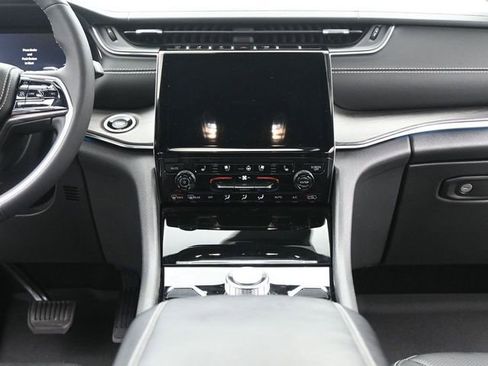 Used 2023 Jeep Grand Cherokee Overland AWD/4WD image 25