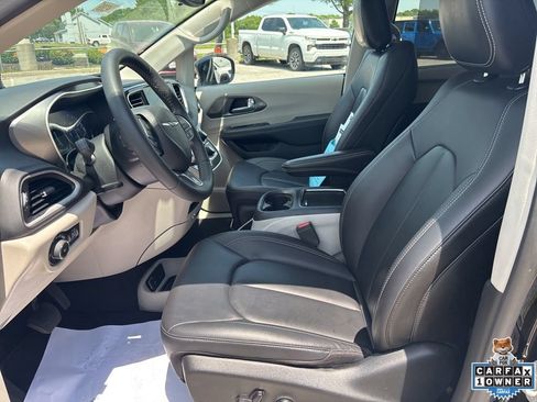 Used 2024 Chrysler Pacifica Touring-L FWD image 46