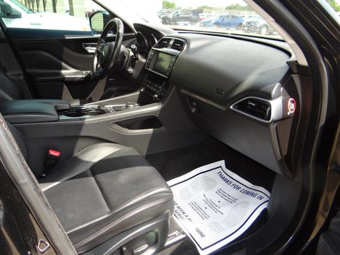 Used 2017 Jaguar F-PACE Premium image 25