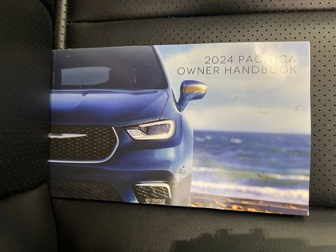 Used 2024 Chrysler Pacifica Touring-L image 35