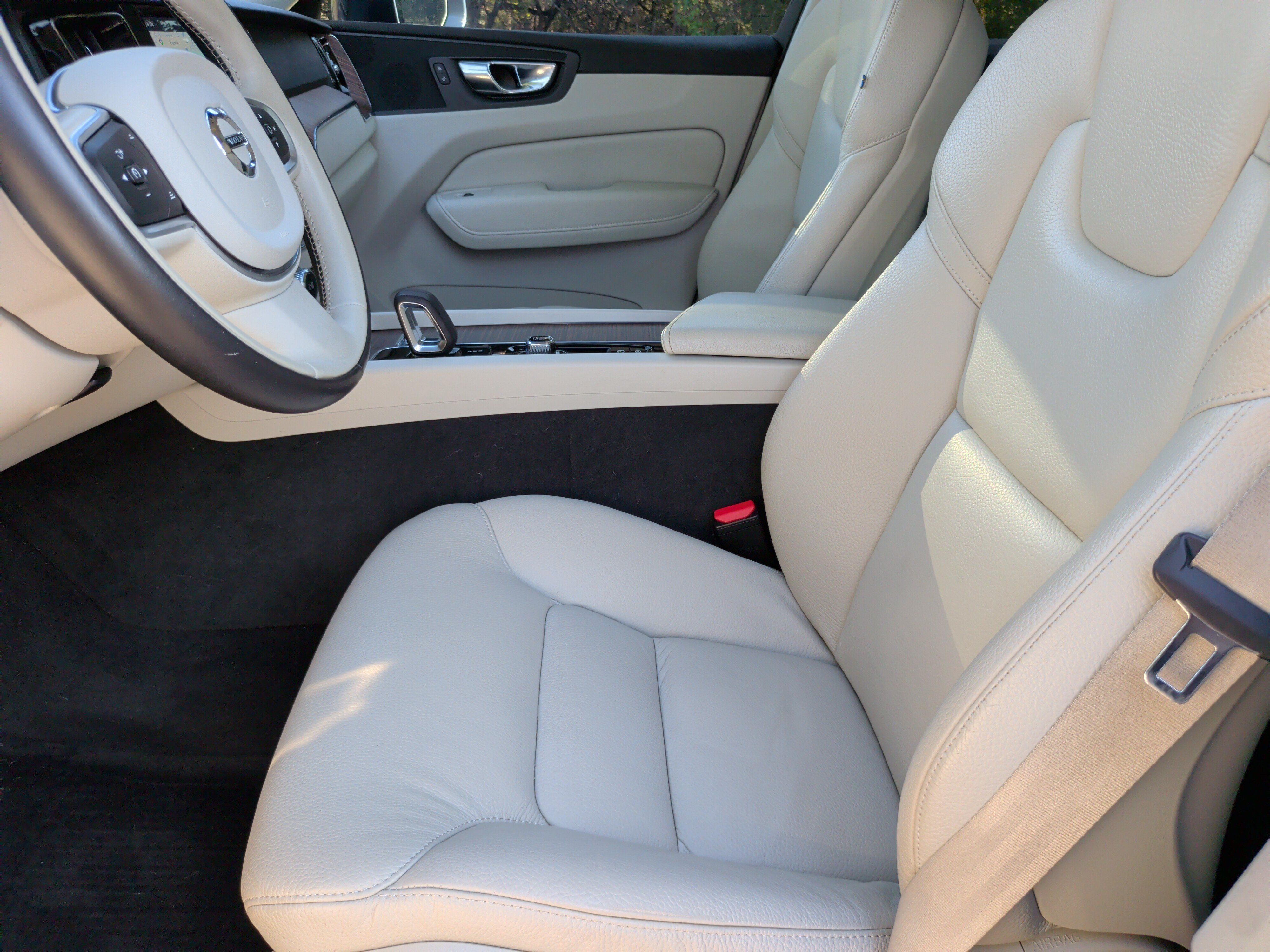 Used 2022 Volvo XC60 B5 Momentum w/ Advanced Package AWD/4WD image 24