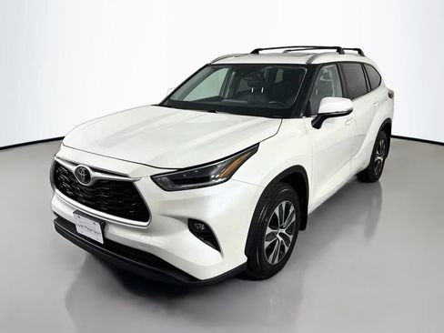 Used 2021 Toyota Highlander XLE AWD/4WD image 1