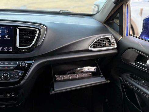 Used 2020 Chrysler Pacifica Touring-L w/ Advanced Safetytec Group image 31