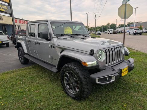 Used 2020 Jeep Gladiator Overland w/ Dual Top Group AWD/4WD image 2