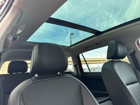 Used 2022 Volkswagen Tiguan SE w/ Panoramic Sunroof Package image 16