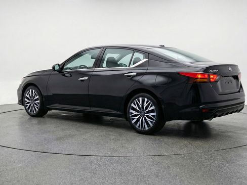 Used 2025 Nissan Altima 2.5 SV FWD image 6