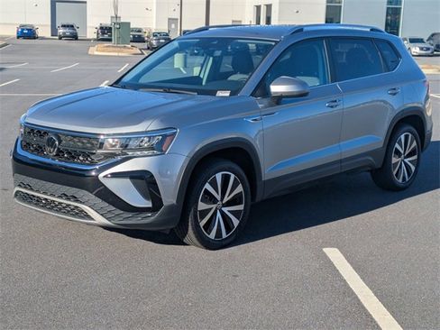 Certified 2023 Volkswagen Taos SE w/ Black Wheel Package image 8