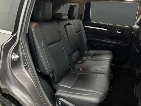 Used 2017 Toyota Highlander XLE AWD/4WD image 30