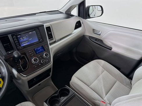 Certified 2018 Toyota Sienna LE FWD image 25