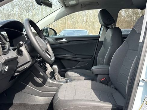 Certified 2025 Volkswagen Taos SE image 12