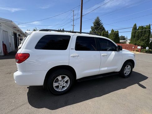 Used 2015 Toyota Sequoia SR5 AWD/4WD image 3
