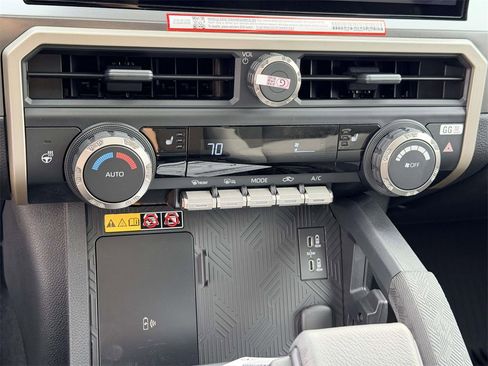 Used 2025 Toyota Tacoma TRD Off-Road image 5