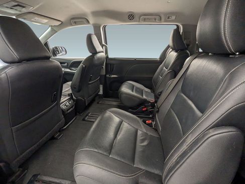 Used 2020 Toyota Sienna SE image 19