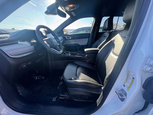 Used 2025 Jeep Compass Limited image 27