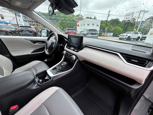 Used 2021 Toyota RAV4 XLE Premium AWD/4WD image 32