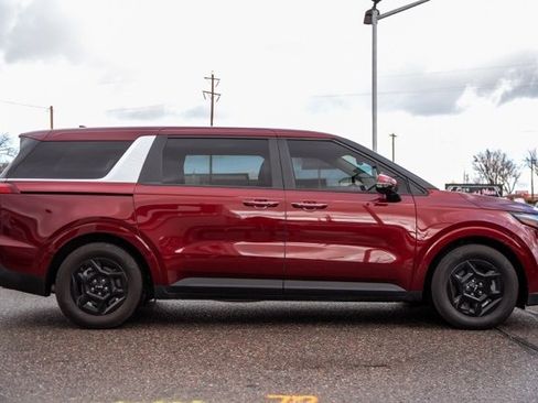 Used 2025 Kia Carnival image 4