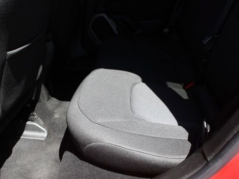 Used 2015 Jeep Renegade Latitude FWD image 30