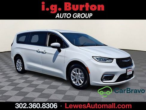 Used 2023 Chrysler Pacifica Touring-L FWD image 1