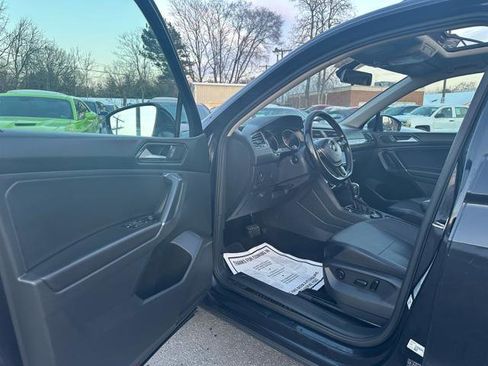Used 2018 Volkswagen Tiguan SE w/ Panoramic Sunroof Package image 11