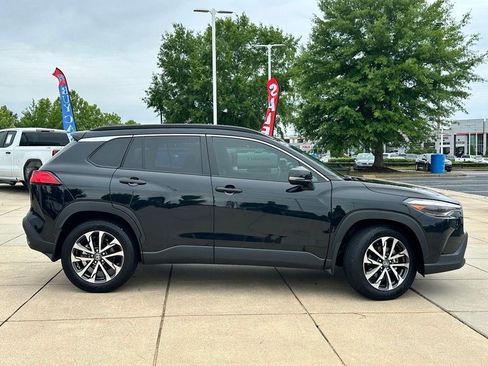 Used 2025 Toyota Corolla Cross XLE w/ Convenience Package FWD image 3