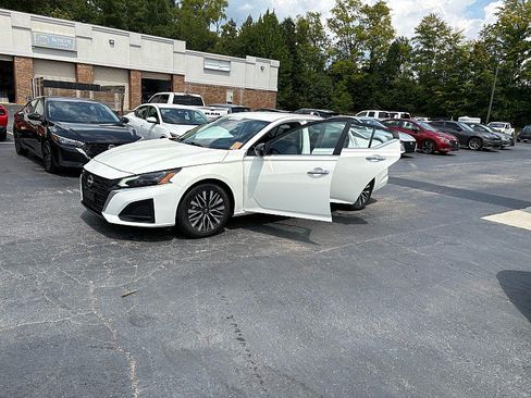 Used 2025 Nissan Altima 2.5 SV FWD image 5