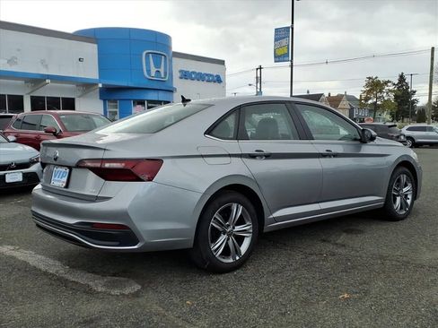 Used 2024 Volkswagen Jetta SE FWD image 6