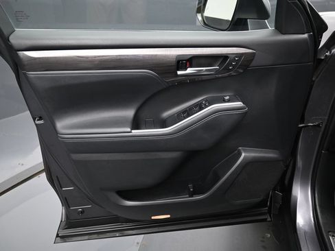Certified 2021 Toyota Highlander Platinum AWD/4WD image 11